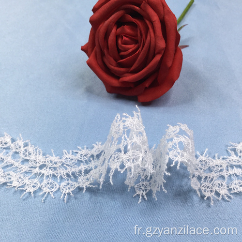 Bordure en dentelle au crochet plat à fleurs blanche